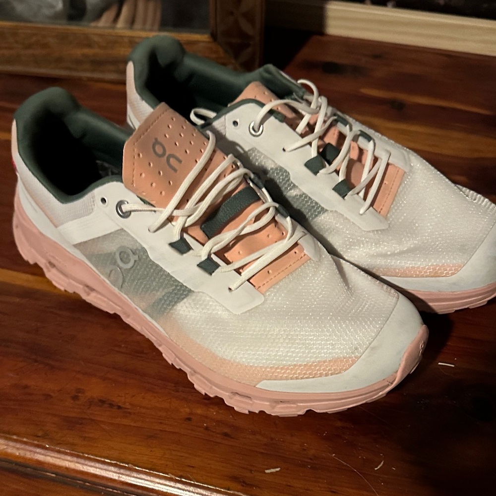 On Running Women's Athletic Shoes - White and Peach